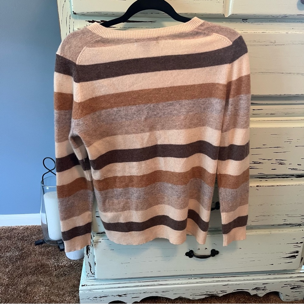 100% Cashmere Charter Club V-Neck Sweater. Women’s size medium. - Picture 4 of 4